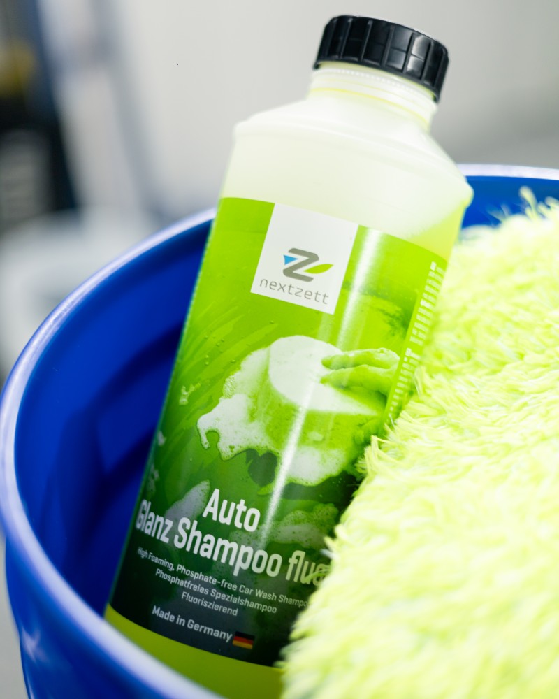 Auto Glanz Shampoo in a bucket with wash  mitt